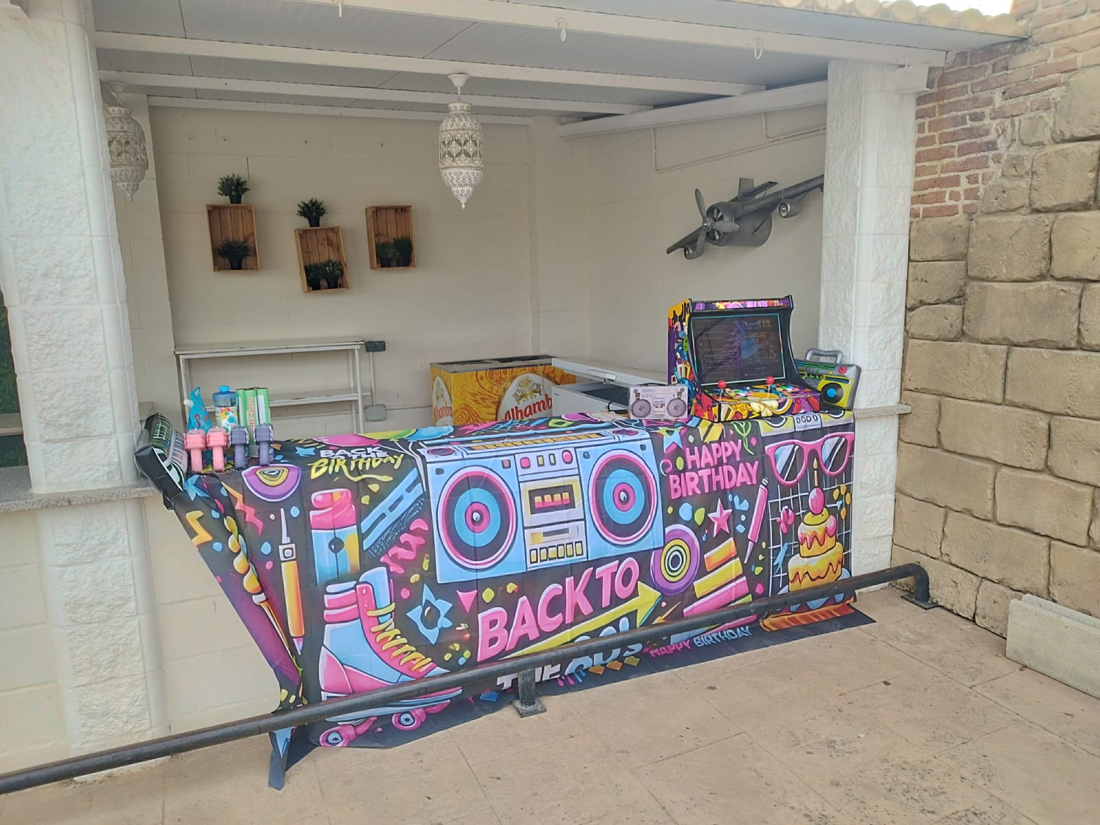 Máquina Arcade retro instalada en Herrera, Salón La Era